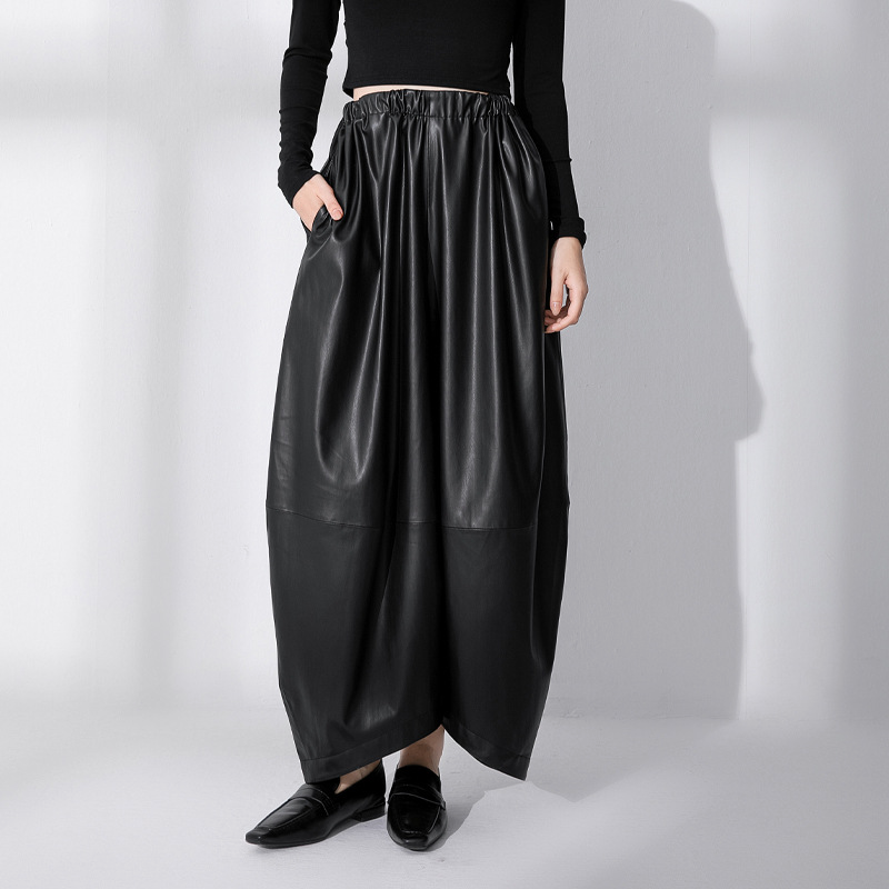 Schwarze Lederhose mit hohem Bund und weitem Bein