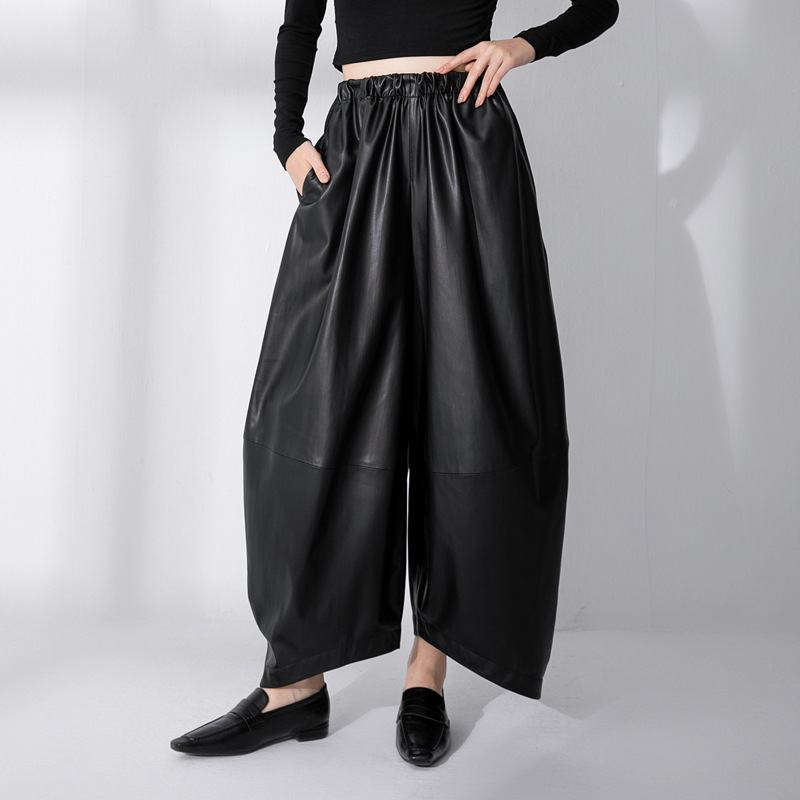 Schwarze Lederhose mit hohem Bund und weitem Bein