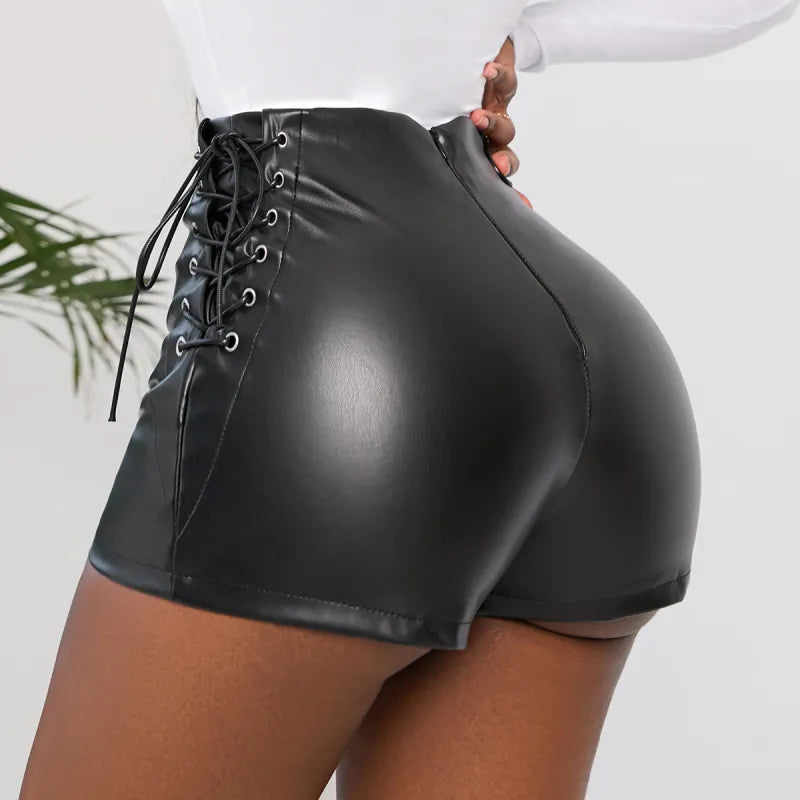 Dehnbare schwarze Ledershorts