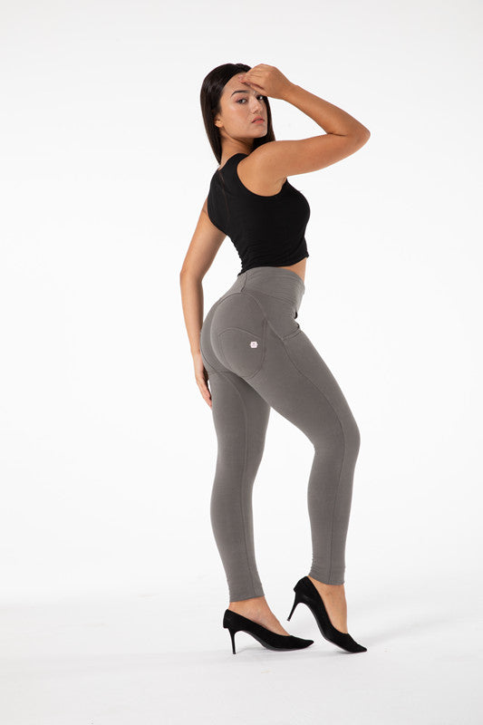 Enge graue Leggings mit hoher Taille