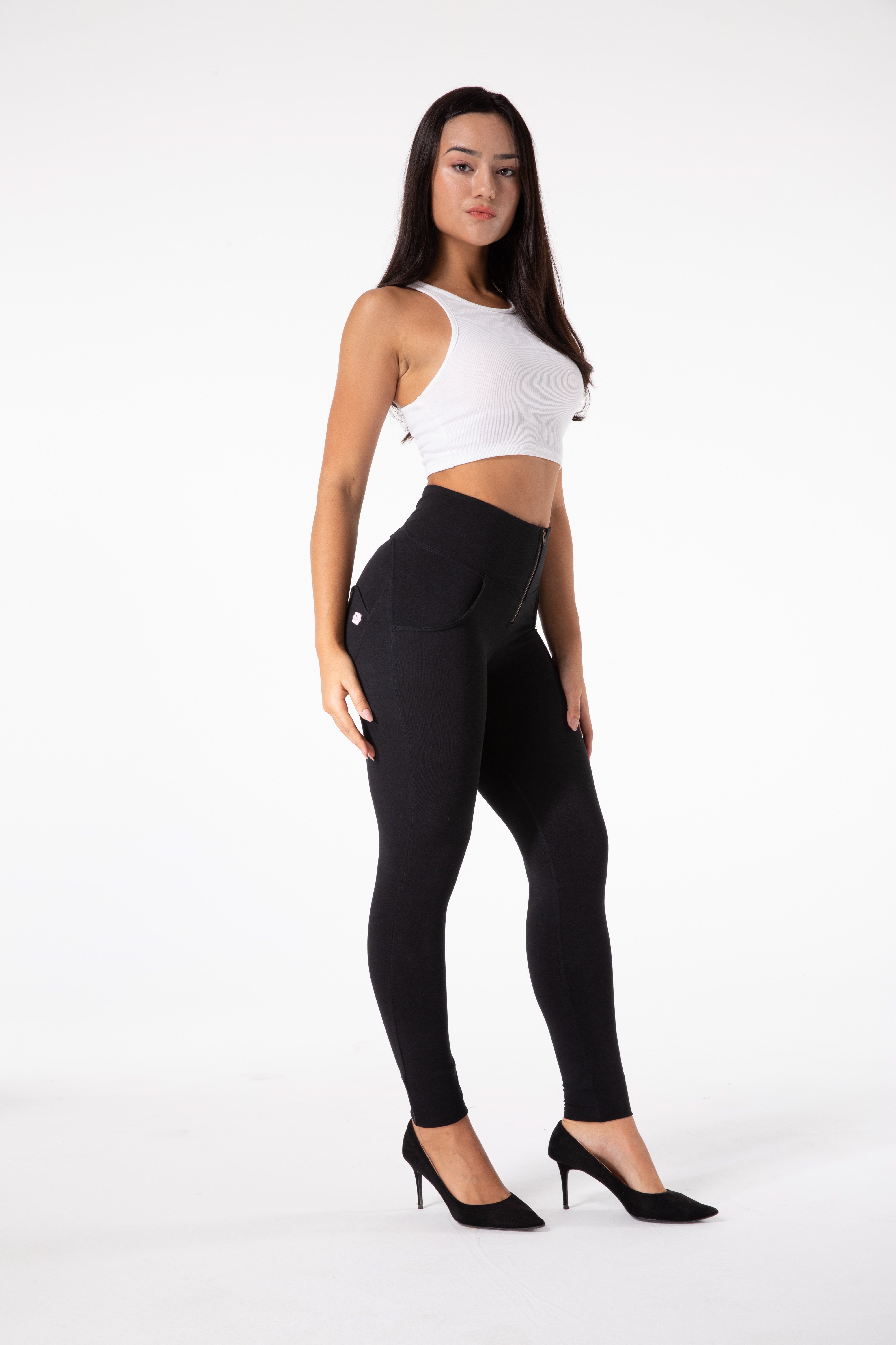 Enge schwarze Leggings mit hoher Taille