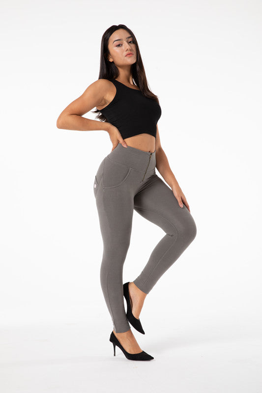 Enge graue Leggings mit hoher Taille