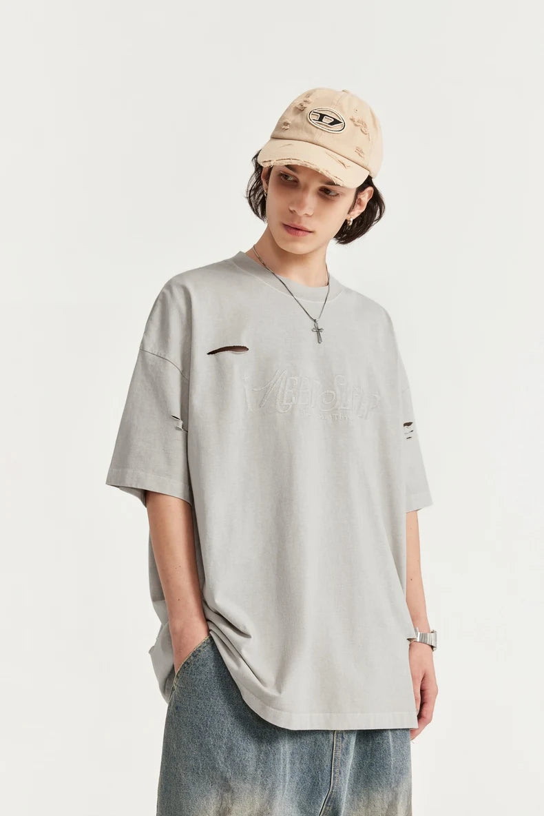 Zerrissenes und mit Löchern besticktes Oversize T-Shirt