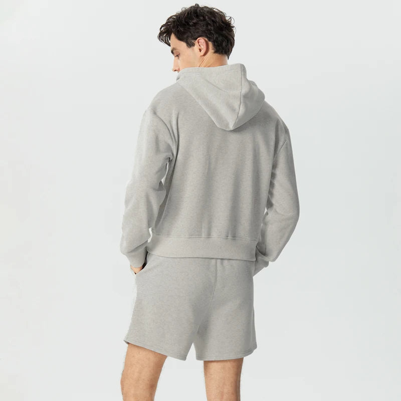 Lässiges Sweatshirt mit Kapuze und langen Ärmeln und Shorts mit Reißverschluss