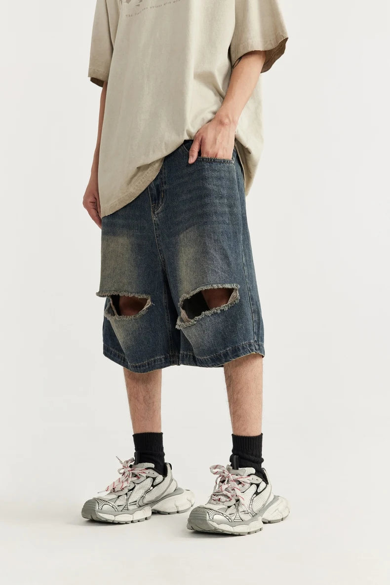 Jeansshorts mit zerrissenen Löchern