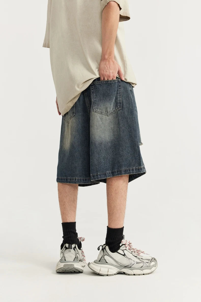 Jeansshorts mit zerrissenen Löchern