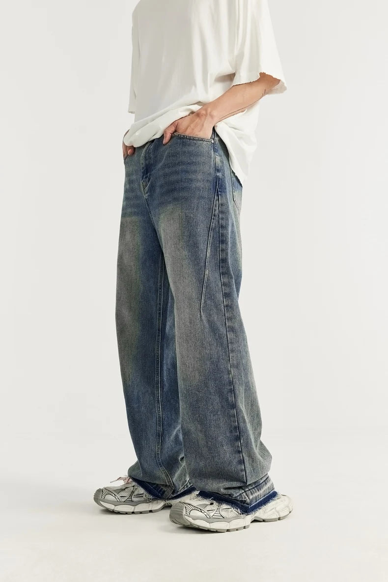 Gewaschene Jeans mit weitem Bein und Fransen