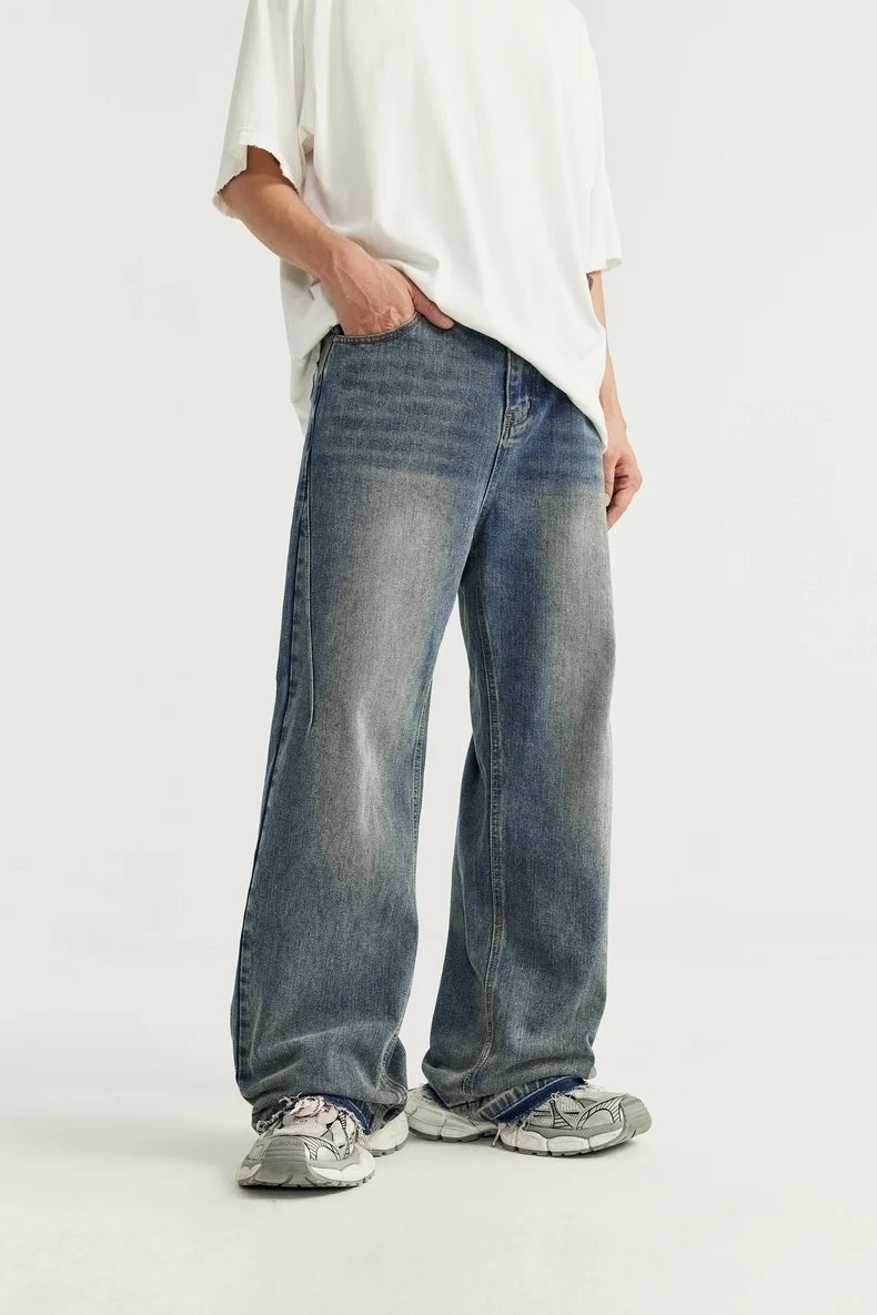 Gewaschene Jeans mit weitem Bein und Fransen