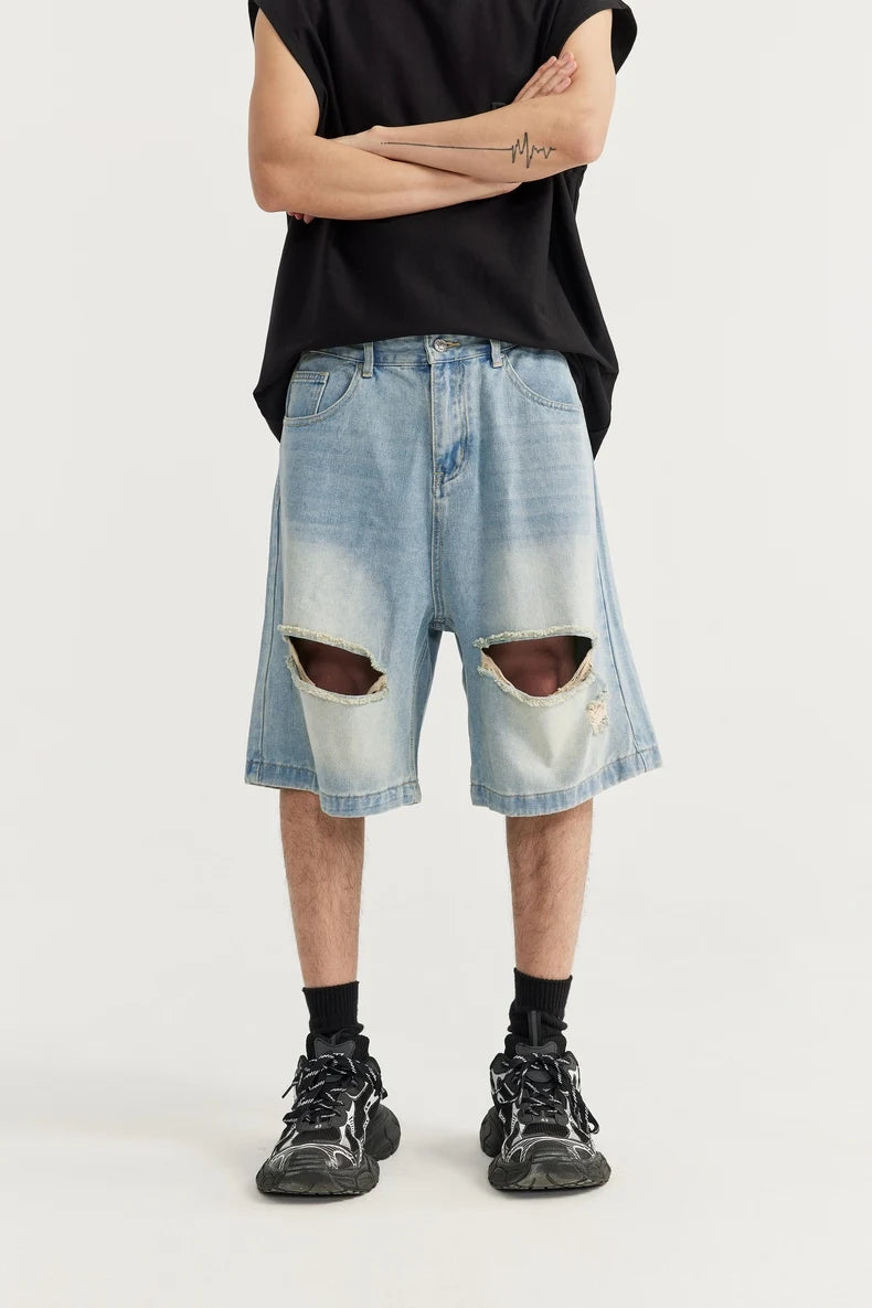 Jeansshorts mit zerrissenen Löchern