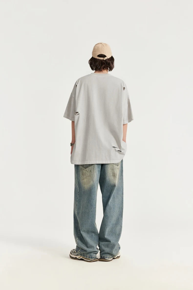 Zerrissenes und mit Löchern besticktes Oversize T-Shirt