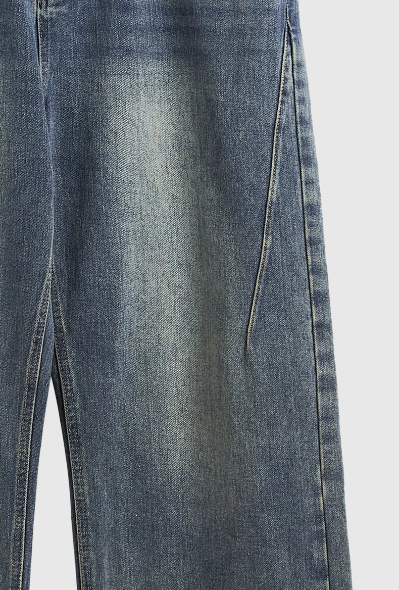 Gewaschene Jeans mit weitem Bein und Fransen