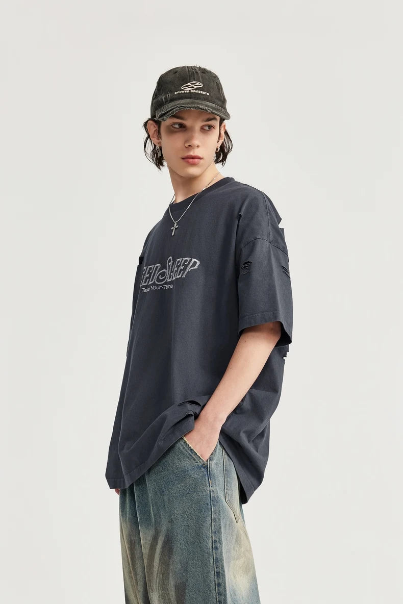 Zerrissenes und mit Löchern besticktes Oversize T-Shirt