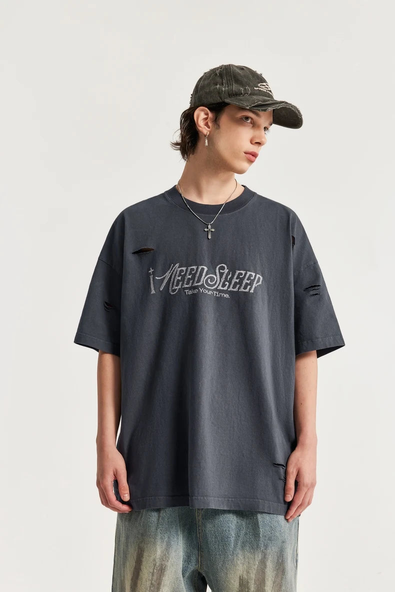 Zerrissenes und mit Löchern besticktes Oversize T-Shirt