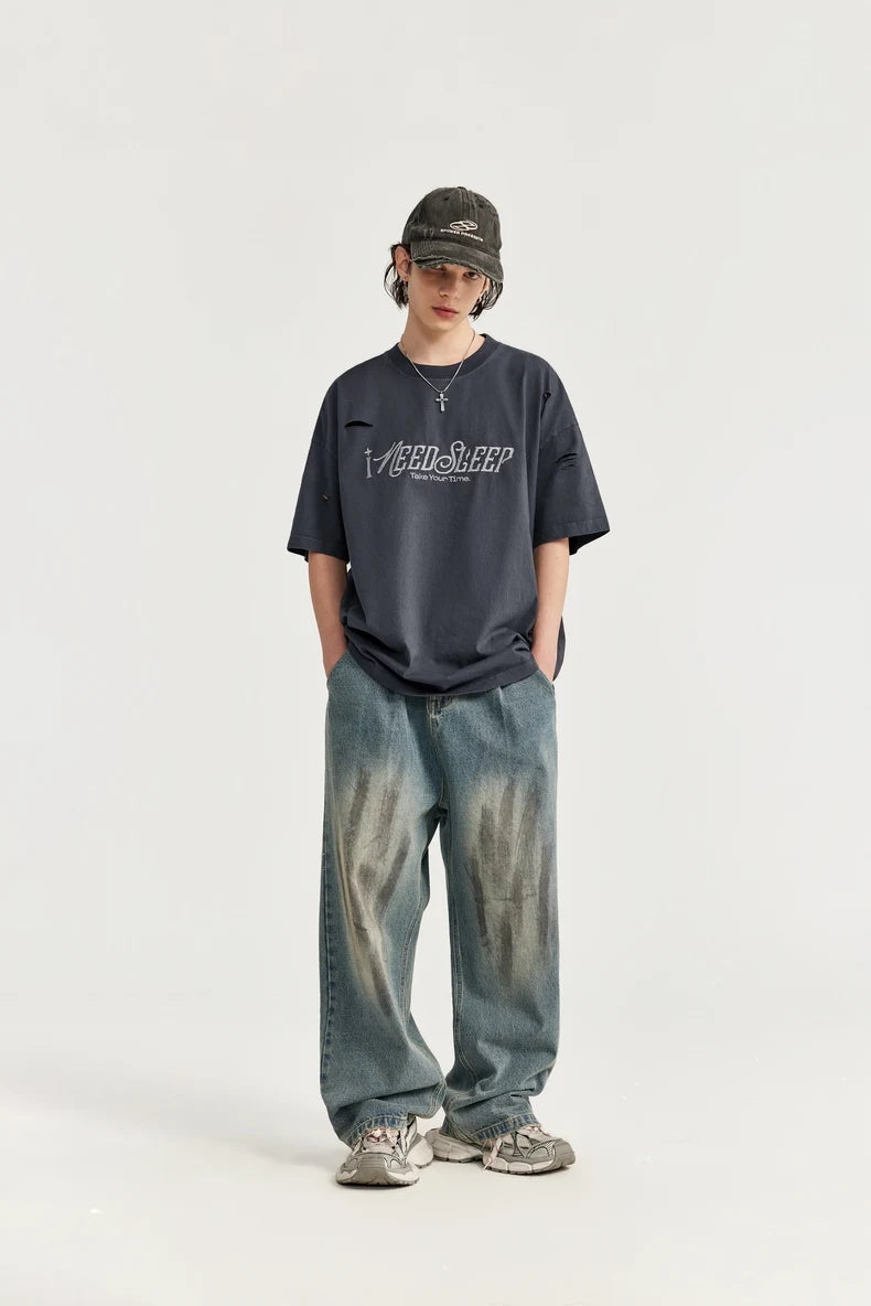 Zerrissenes und mit Löchern besticktes Oversize T-Shirt