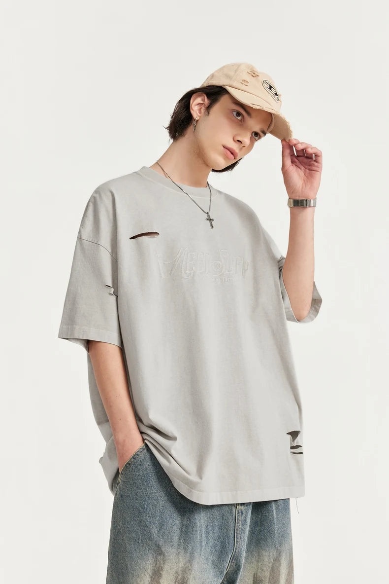 Zerrissenes und mit Löchern besticktes Oversize T-Shirt