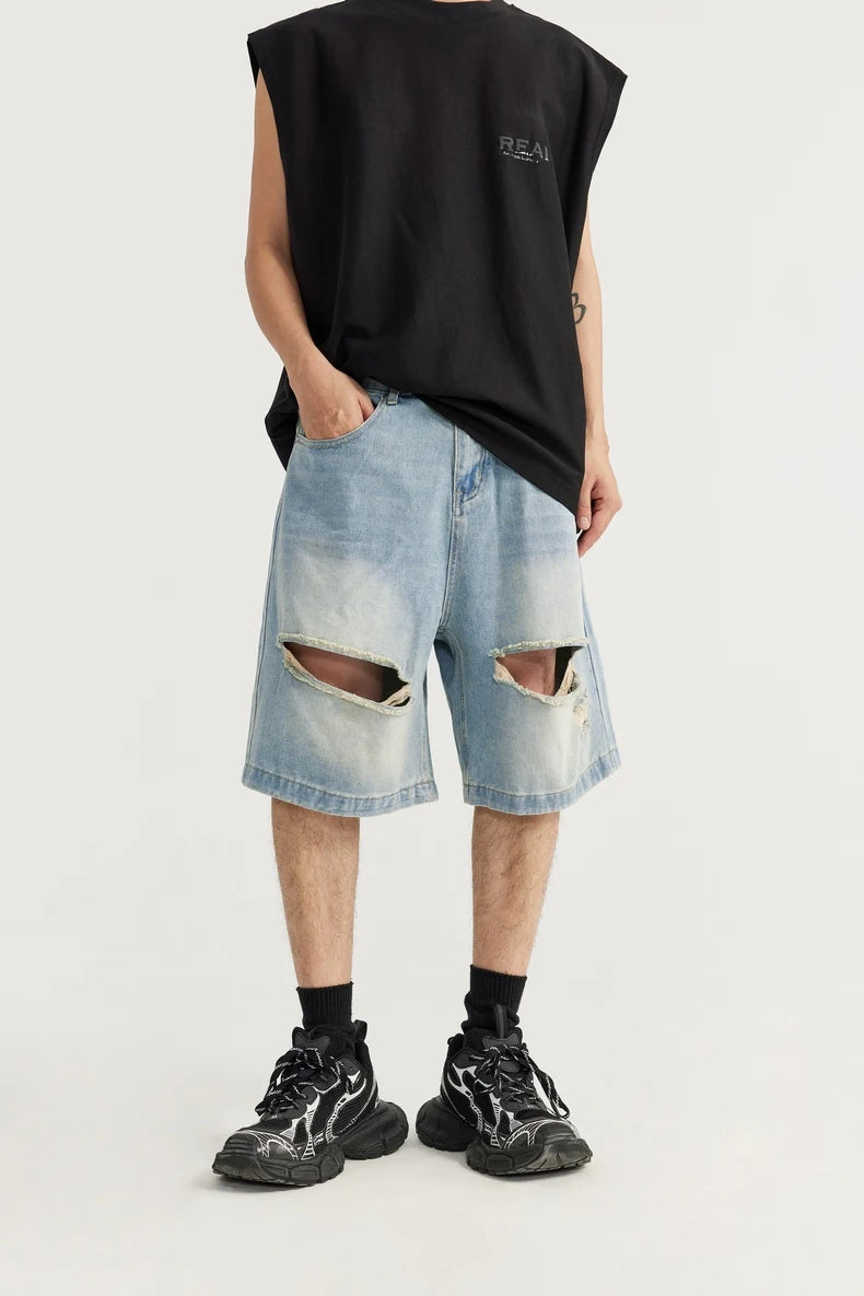 Jeansshorts mit zerrissenen Löchern