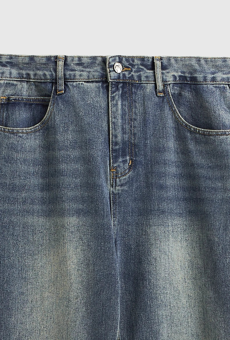 Gewaschene Jeans mit weitem Bein und Fransen