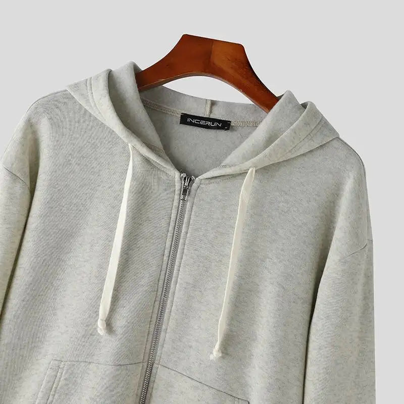 Lässiges Sweatshirt mit Kapuze und langen Ärmeln und Shorts mit Reißverschluss