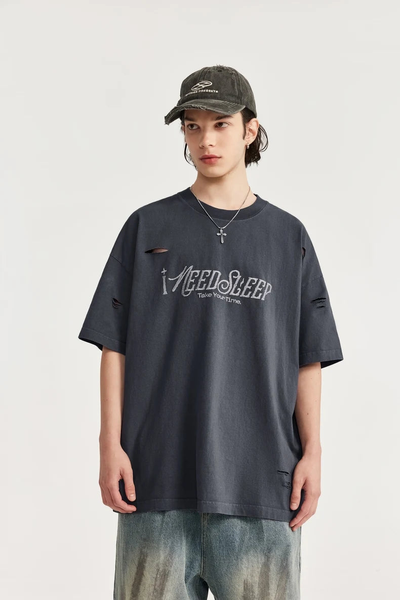 Zerrissenes und mit Löchern besticktes Oversize T-Shirt