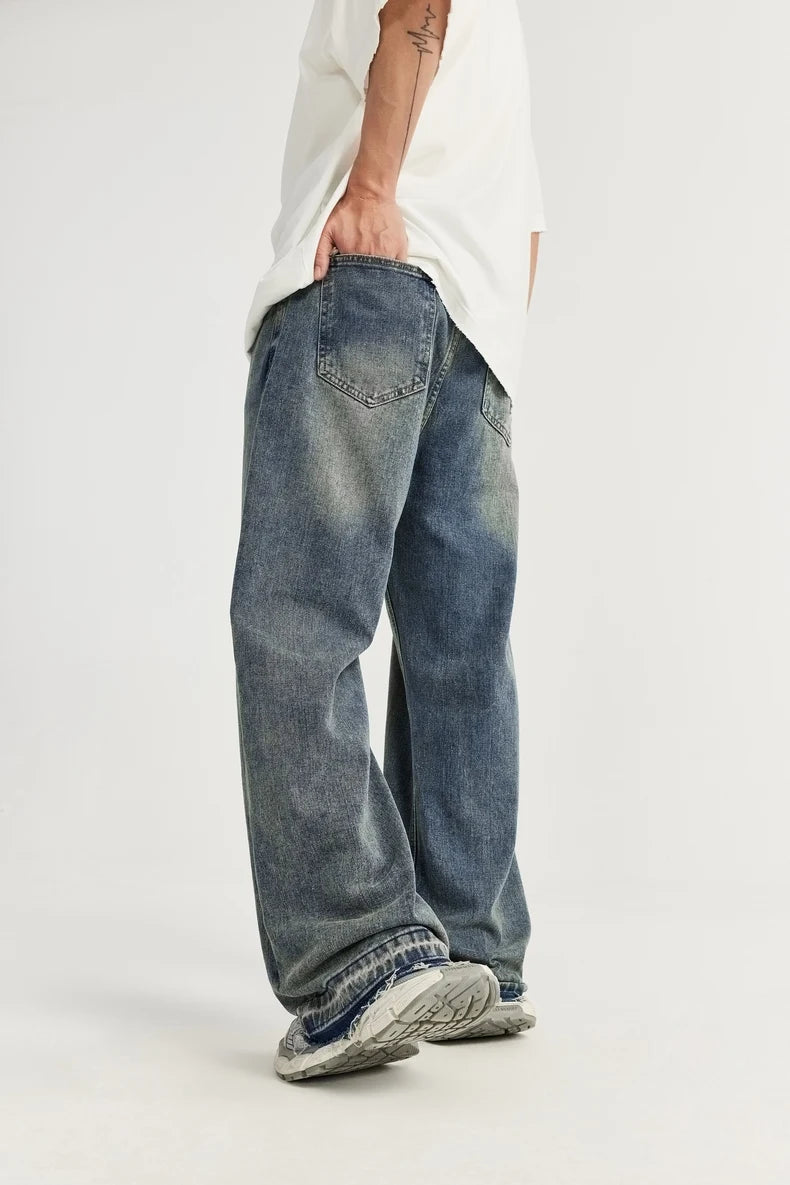 Gewaschene Jeans mit weitem Bein und Fransen