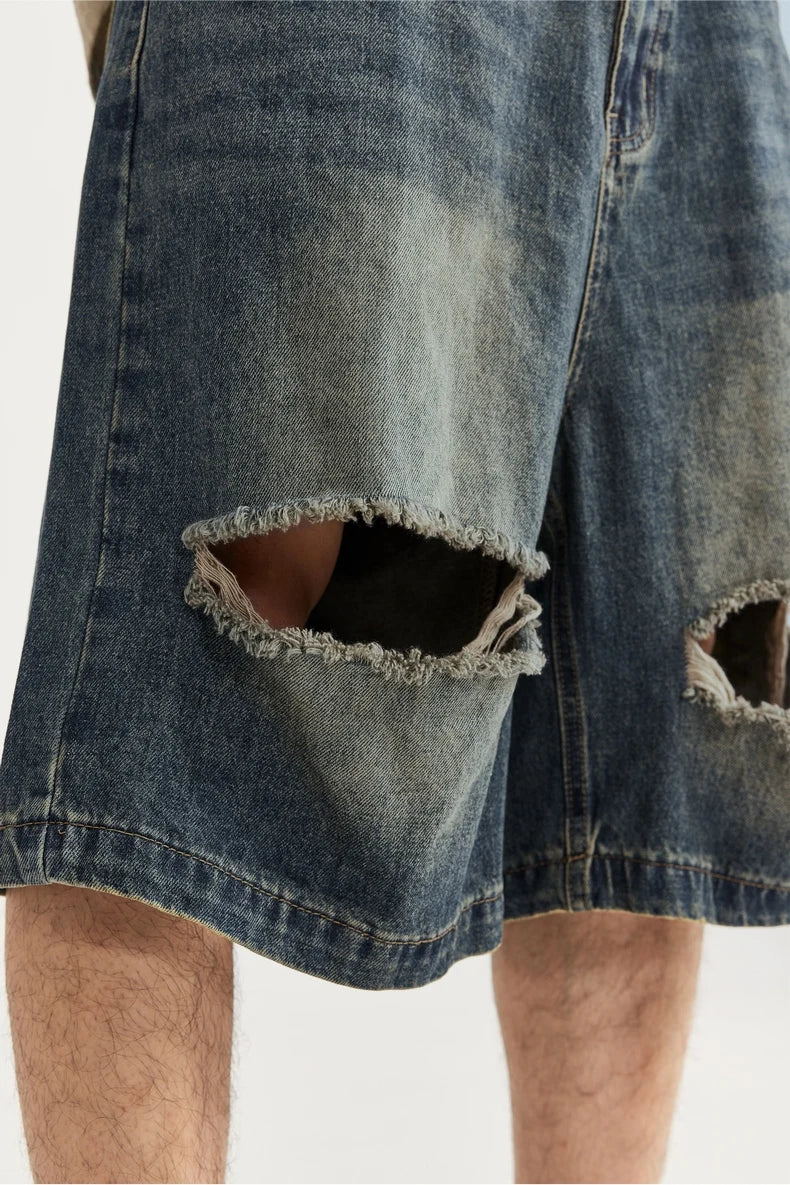 Jeansshorts mit zerrissenen Löchern