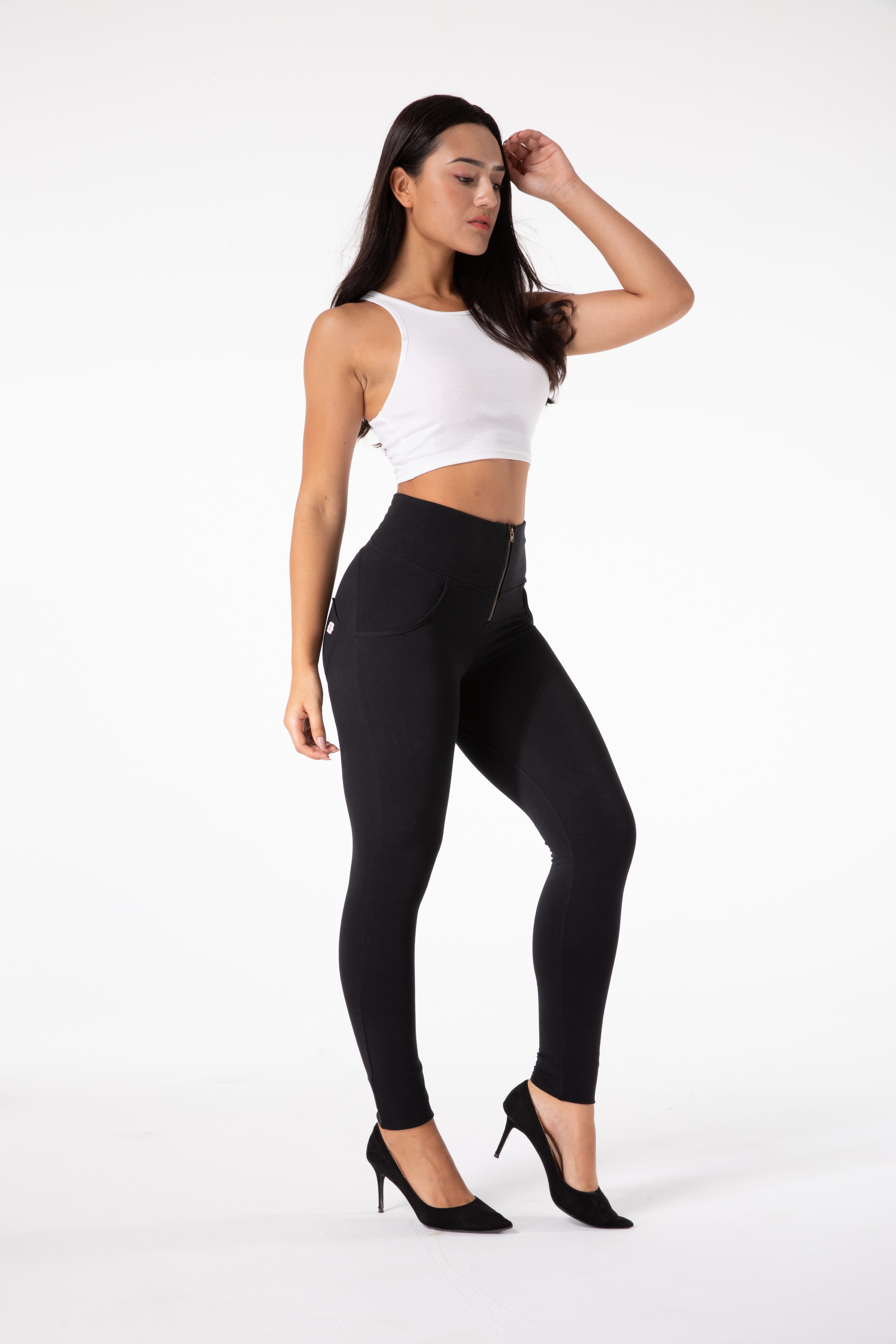 Enge schwarze Leggings mit hoher Taille