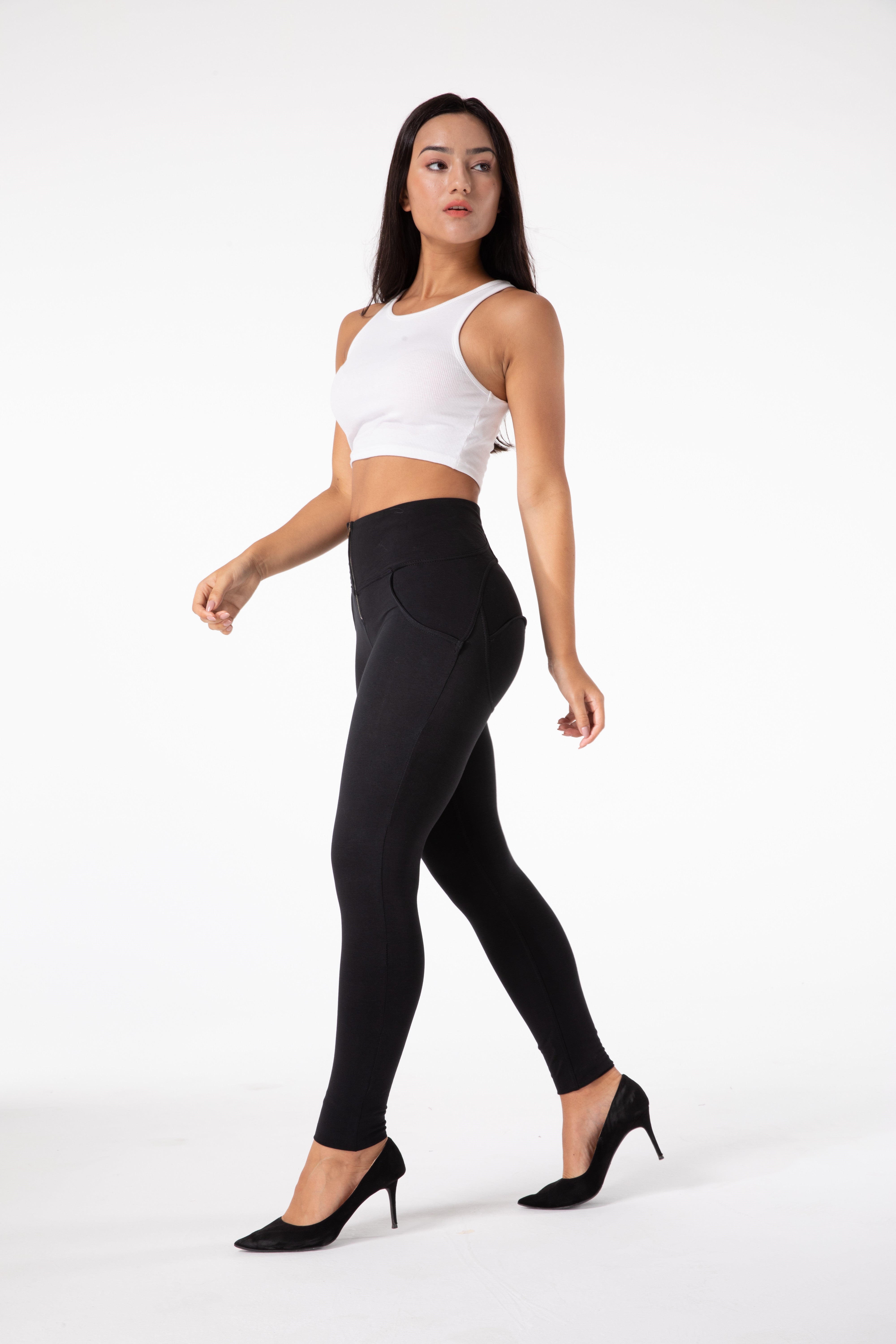 Enge schwarze Leggings mit hoher Taille