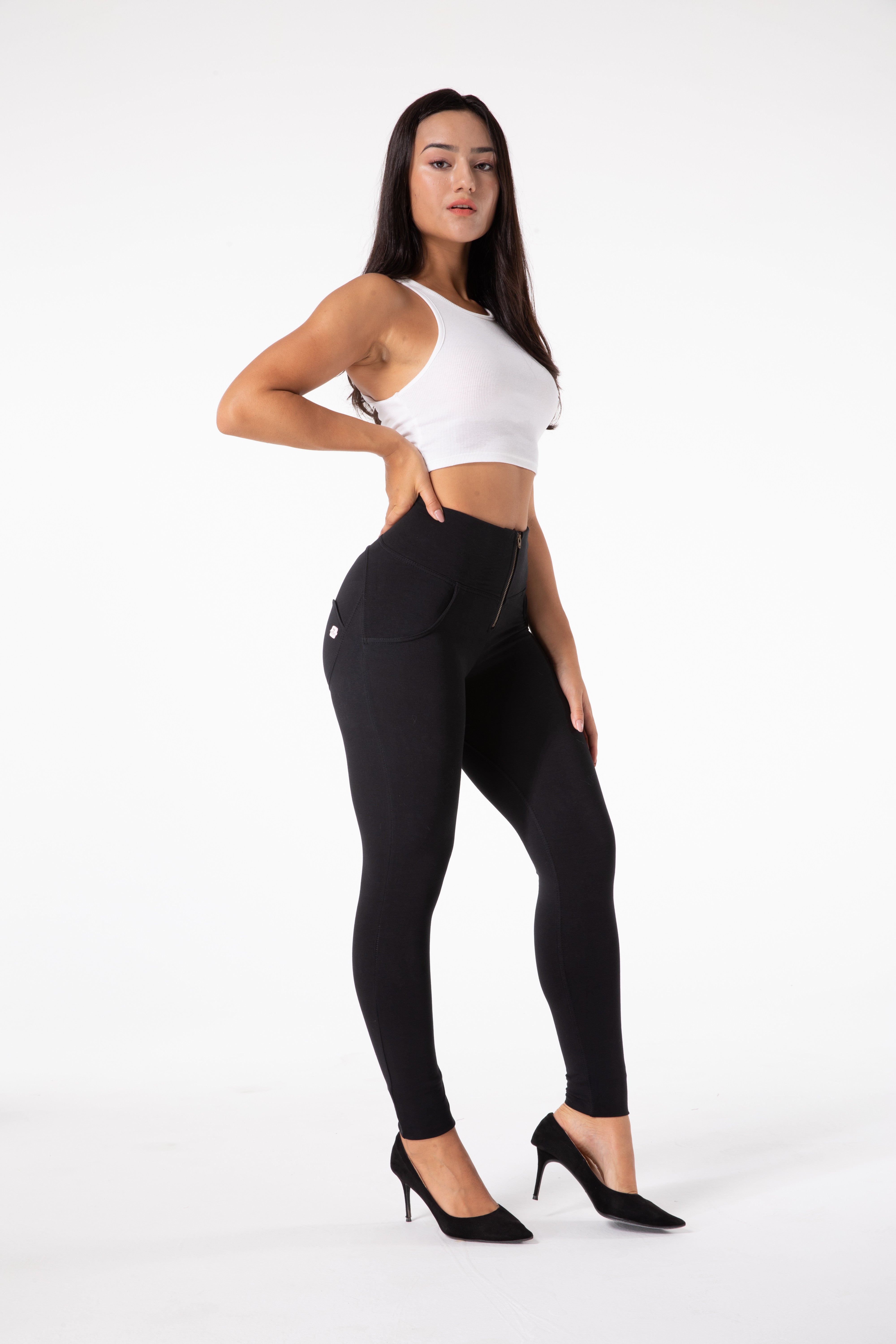 Enge schwarze Leggings mit hoher Taille