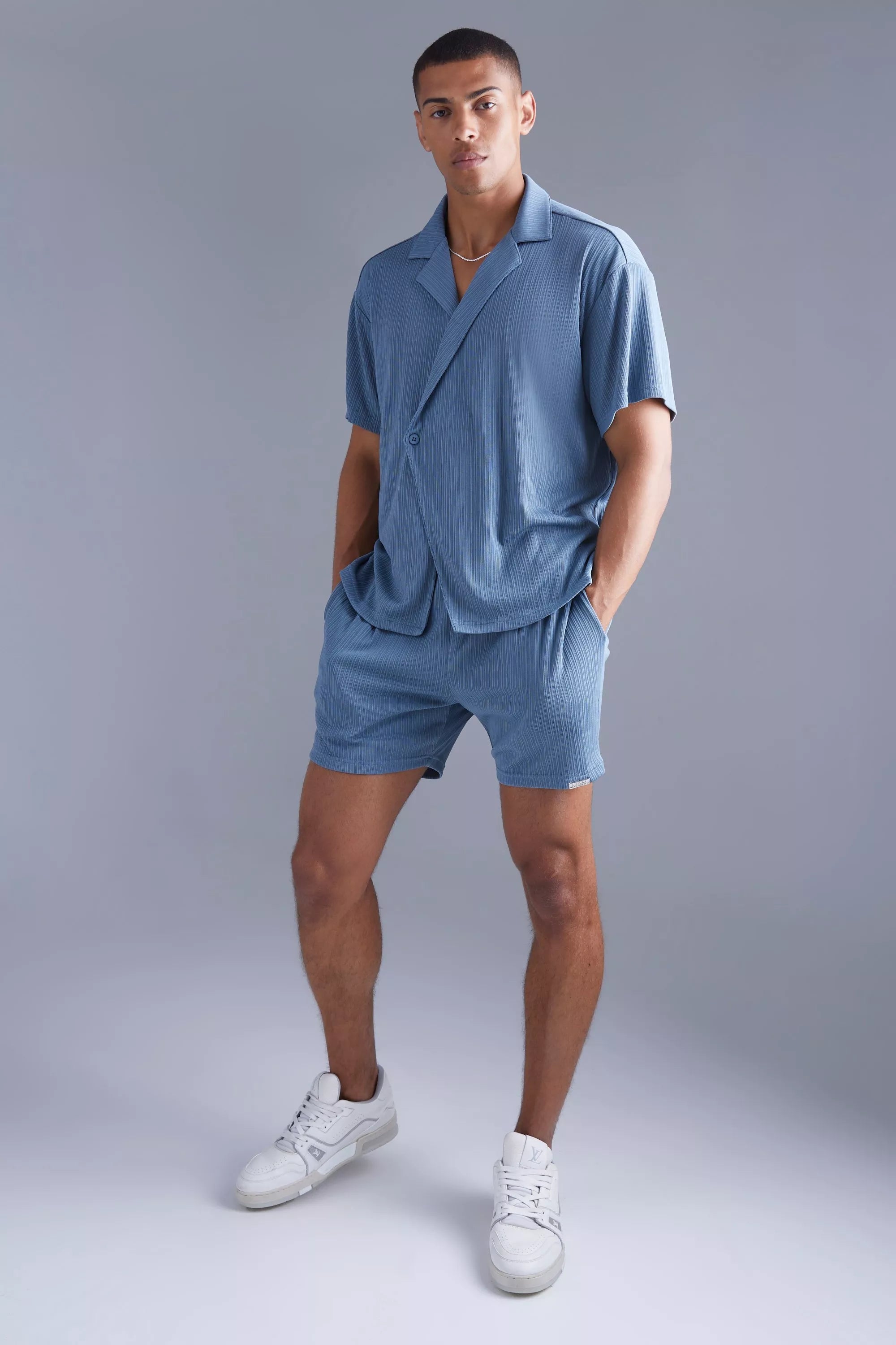 Strukturiertes blaues T-Shirt und Shorts Set