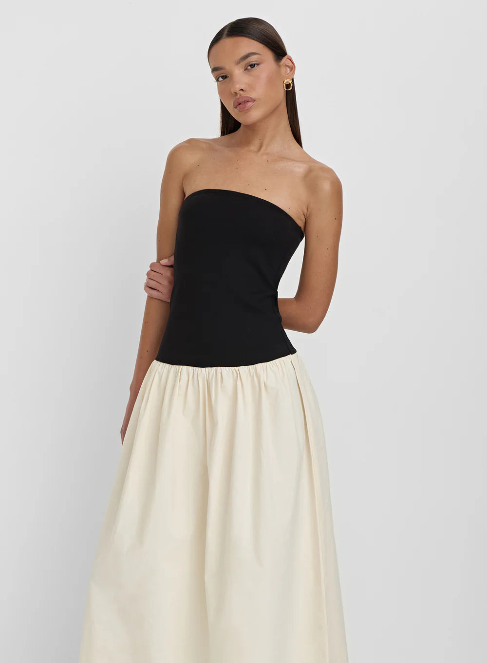 Bandeau-Maxikleid mit hoher Taille in Schwarz und Beige