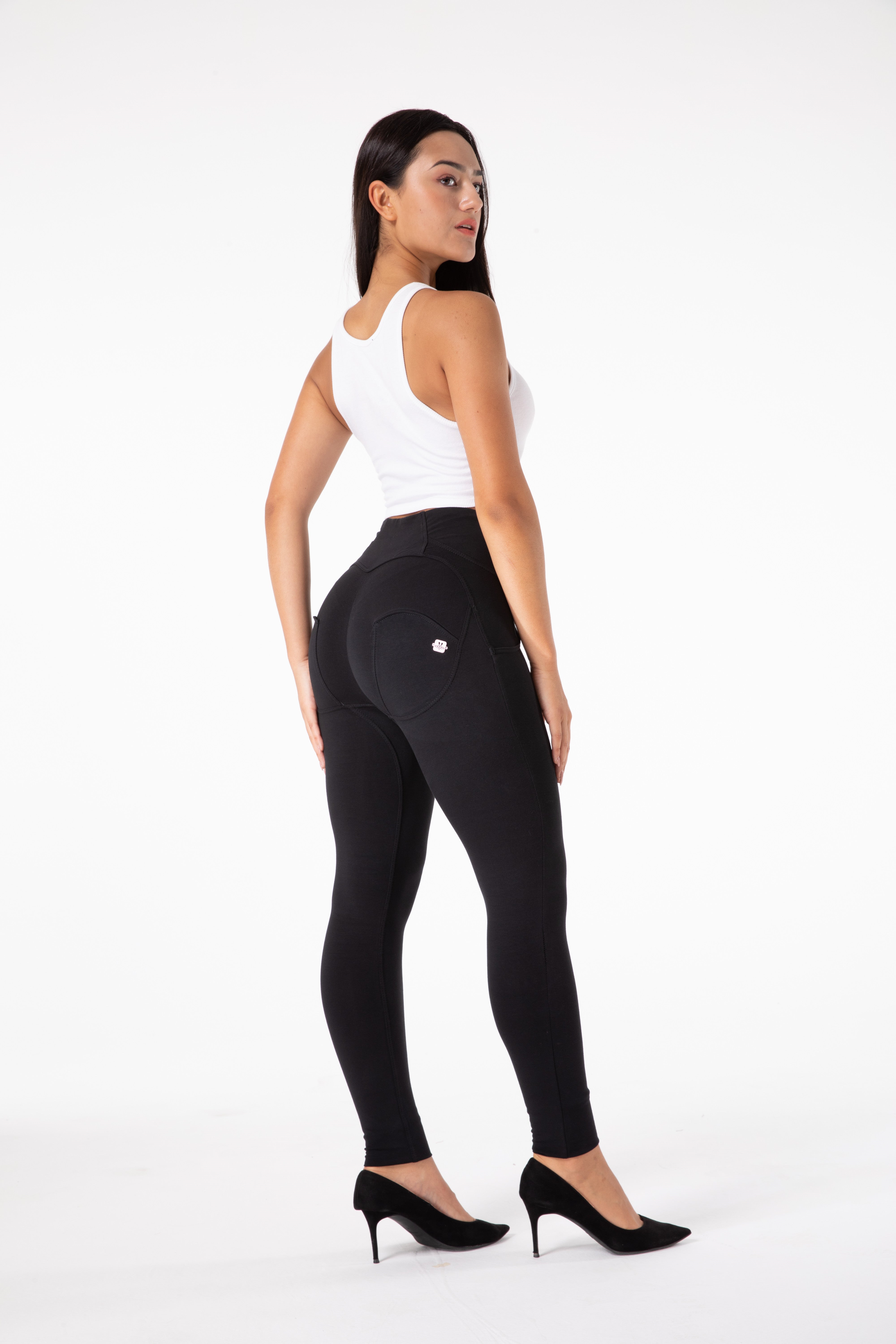 Enge schwarze Leggings mit hoher Taille