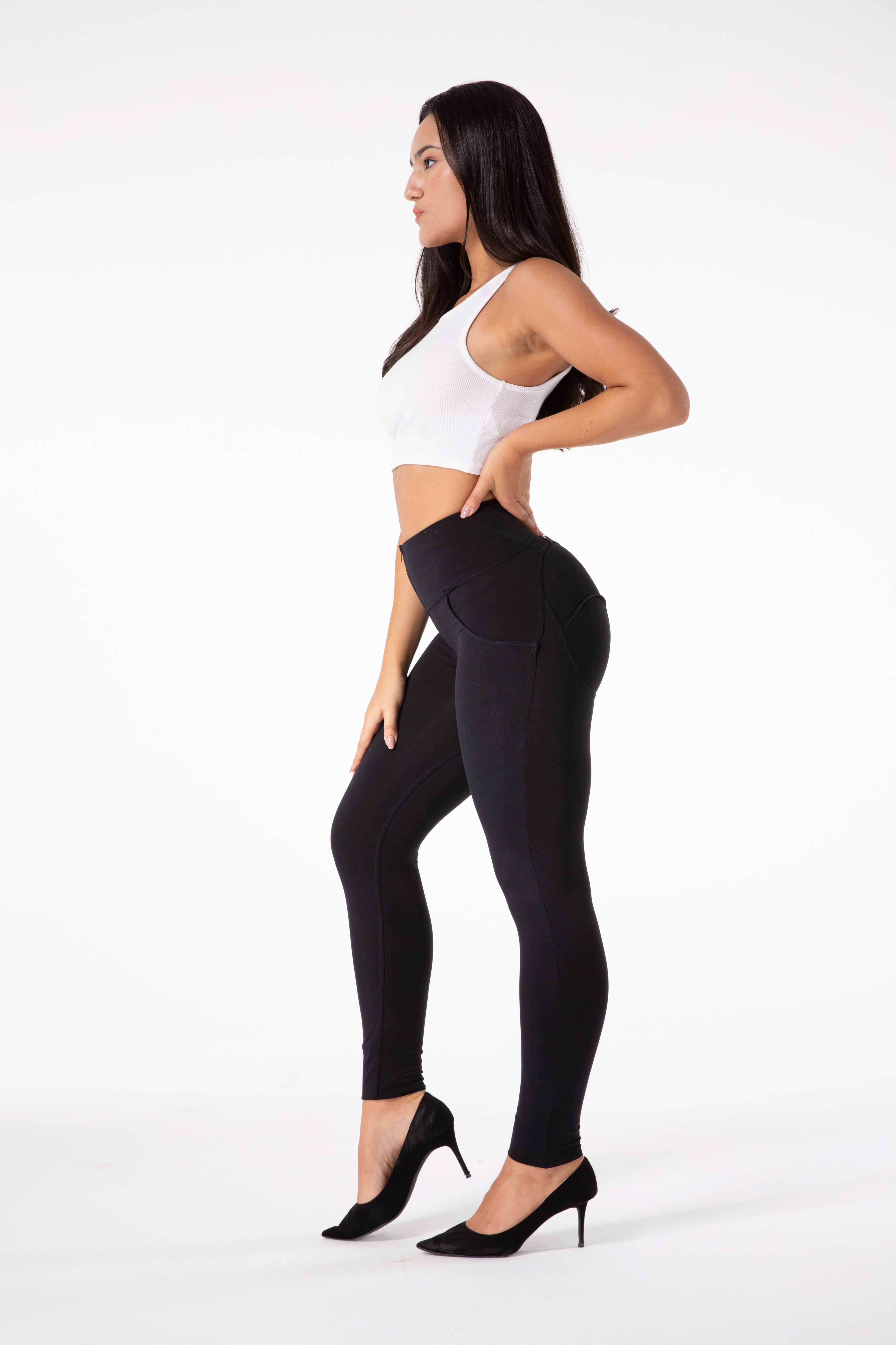 Enge schwarze Leggings mit hoher Taille