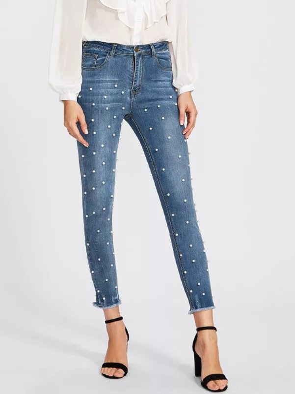 Jeans mit weißen Perlen