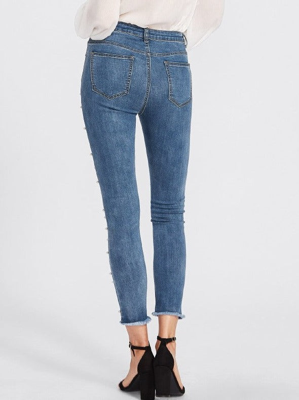 Jeans mit weißen Perlen