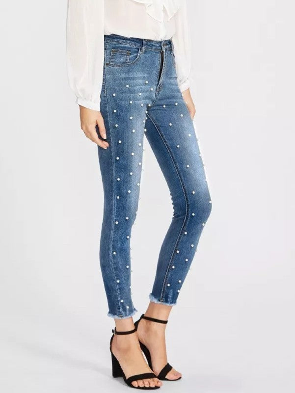 Jeans mit weißen Perlen