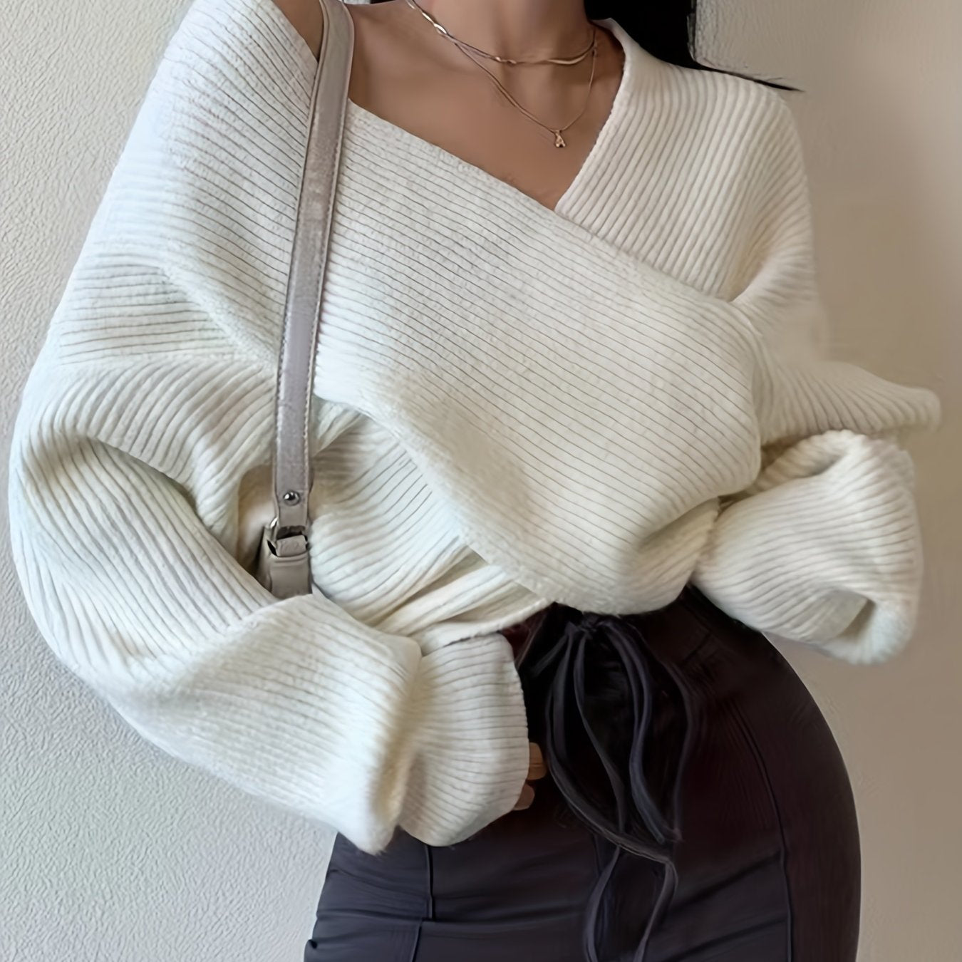 Einfarbiger Strickpullover mit überkreuzter Vorderseite