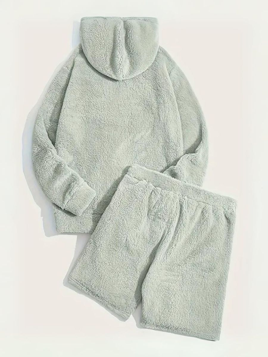 Flauschiger Kapuzenpullover und Shorts