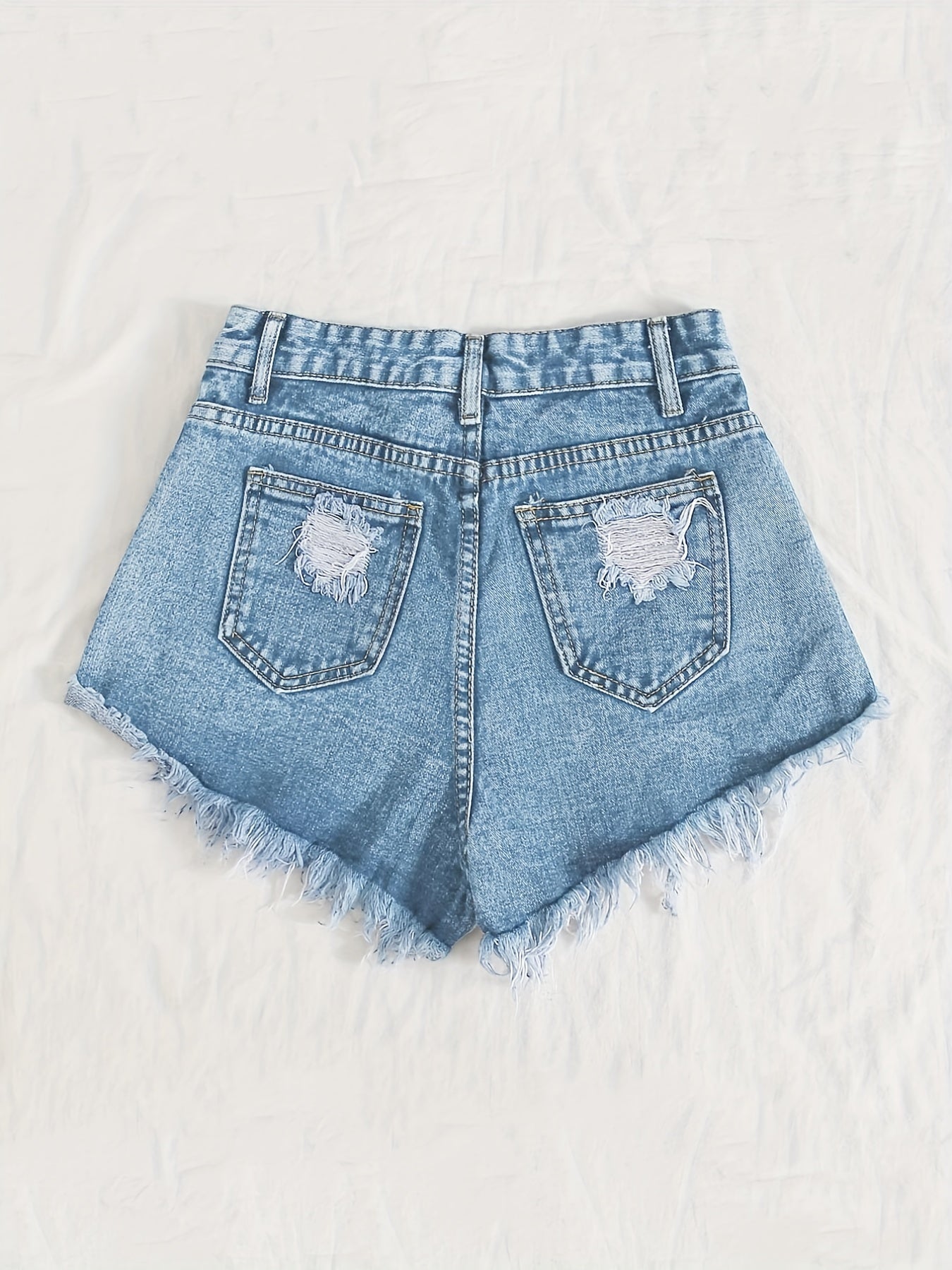 Himmelblaue Denim Shorts mit ausgefranstem Saum und Rissen