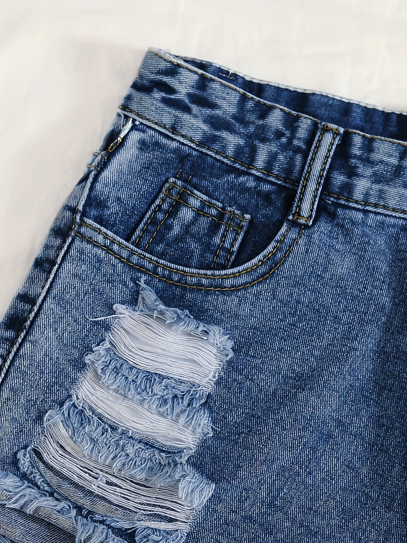 Himmelblaue Denim Shorts mit ausgefranstem Saum und Rissen