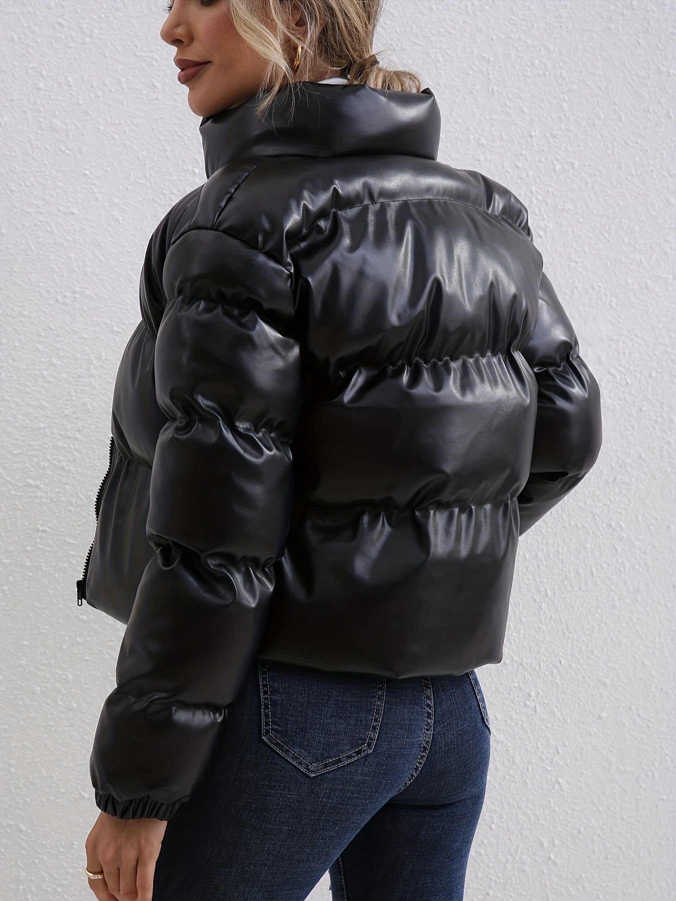 Kurze schwarze Daunenjacke mit Daunenfüllung