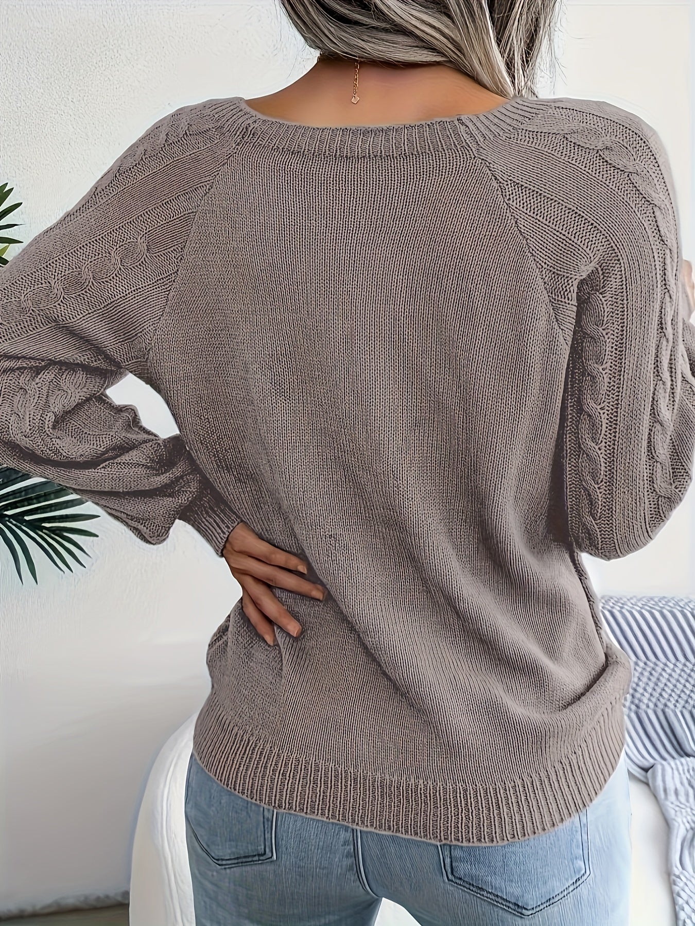 Zopfstrickpullover mit Knopfdesign