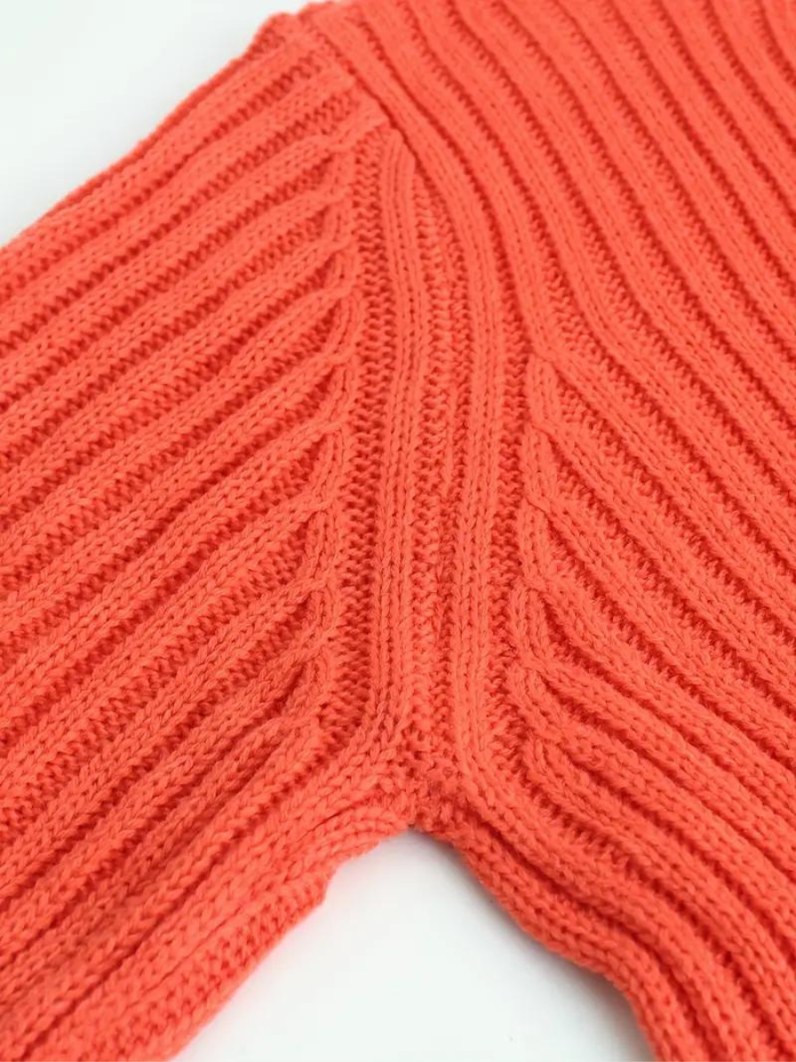 Gerippter Strickpullover mit asymmetrischem Ausschnitt