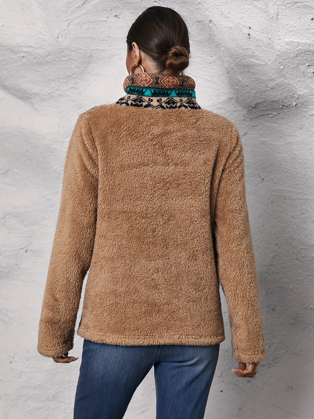 Teddypullover mit ethnischem Muster