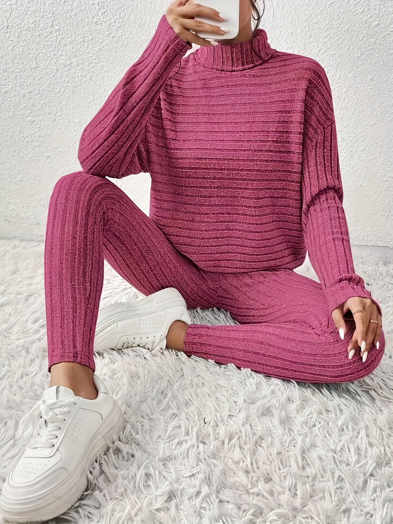 Set aus langärmligem Oberteil mit Rollkragen und schmalen Leggings