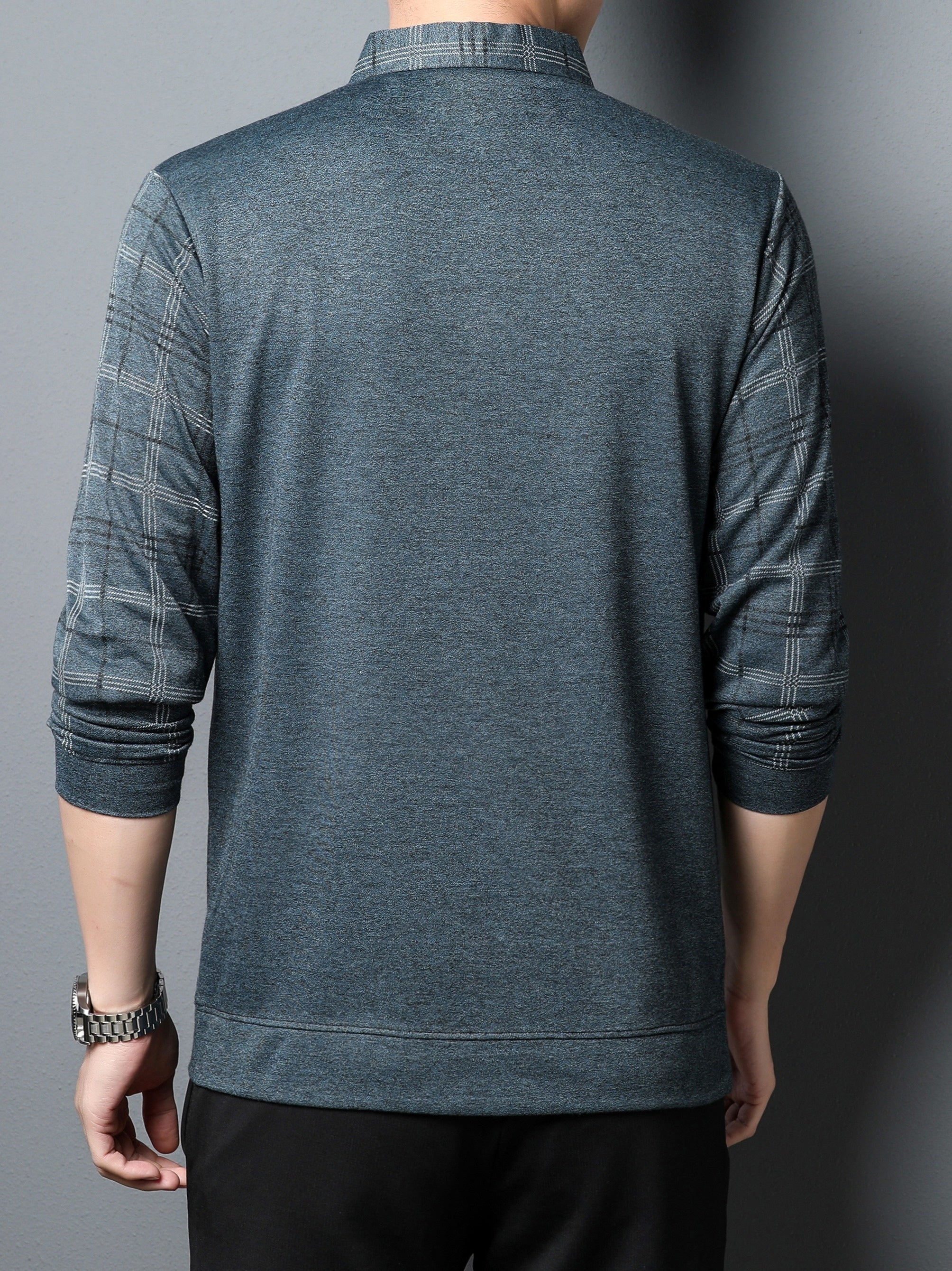 klassischer ärmelloser blauer Pullover