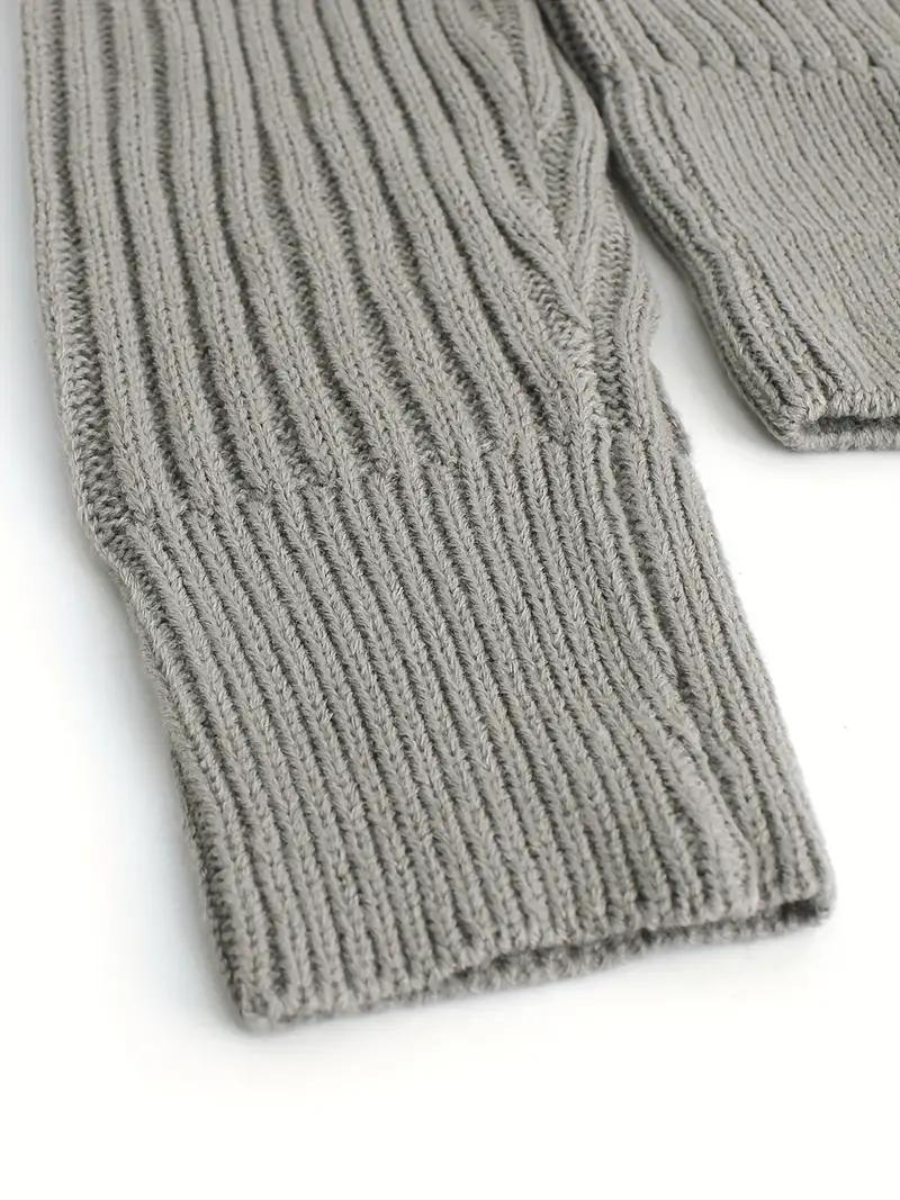 Gerippter Strickpullover mit asymmetrischem Ausschnitt