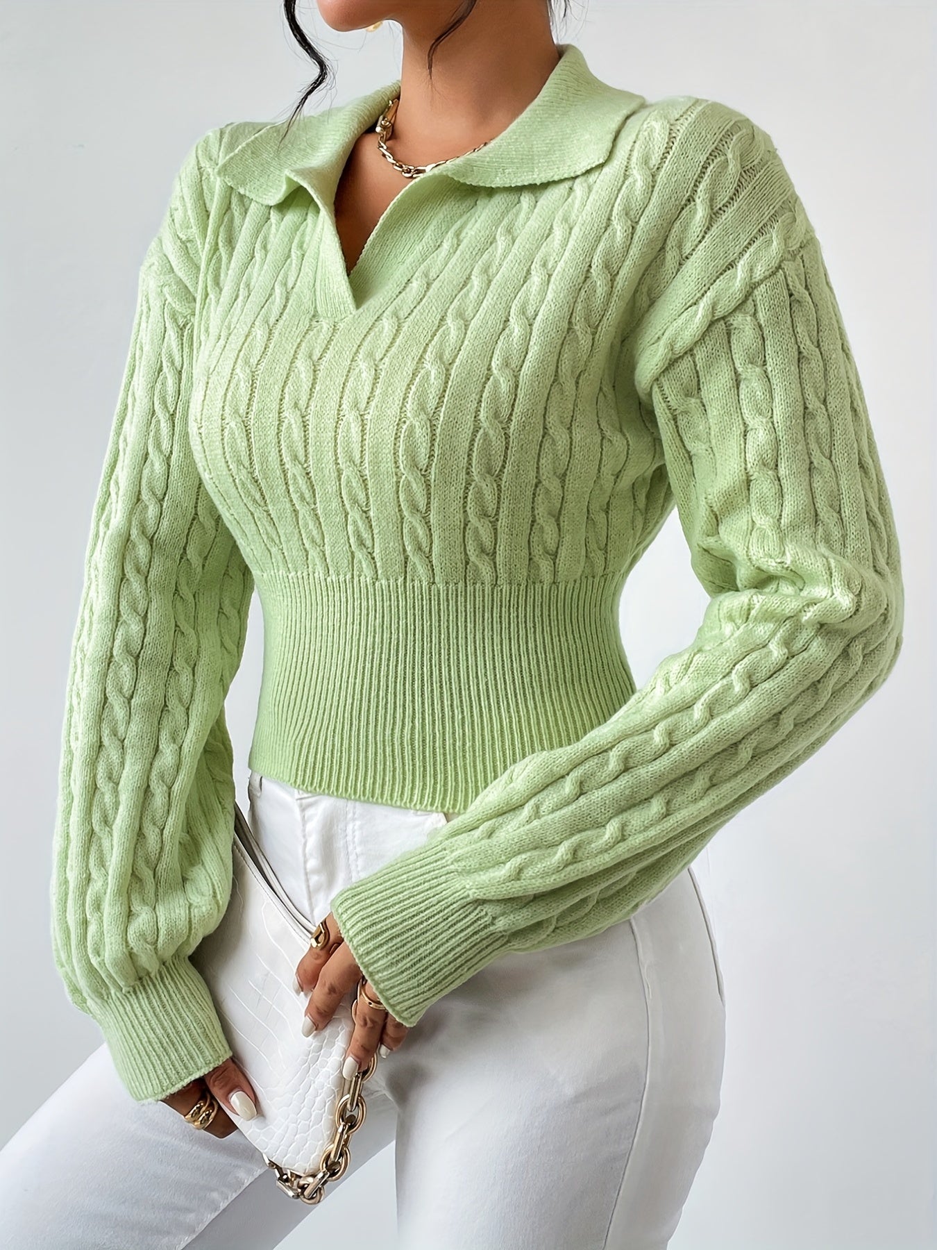 Strickpullover mit verdrehtem strukturiertem V-Ausschnitt