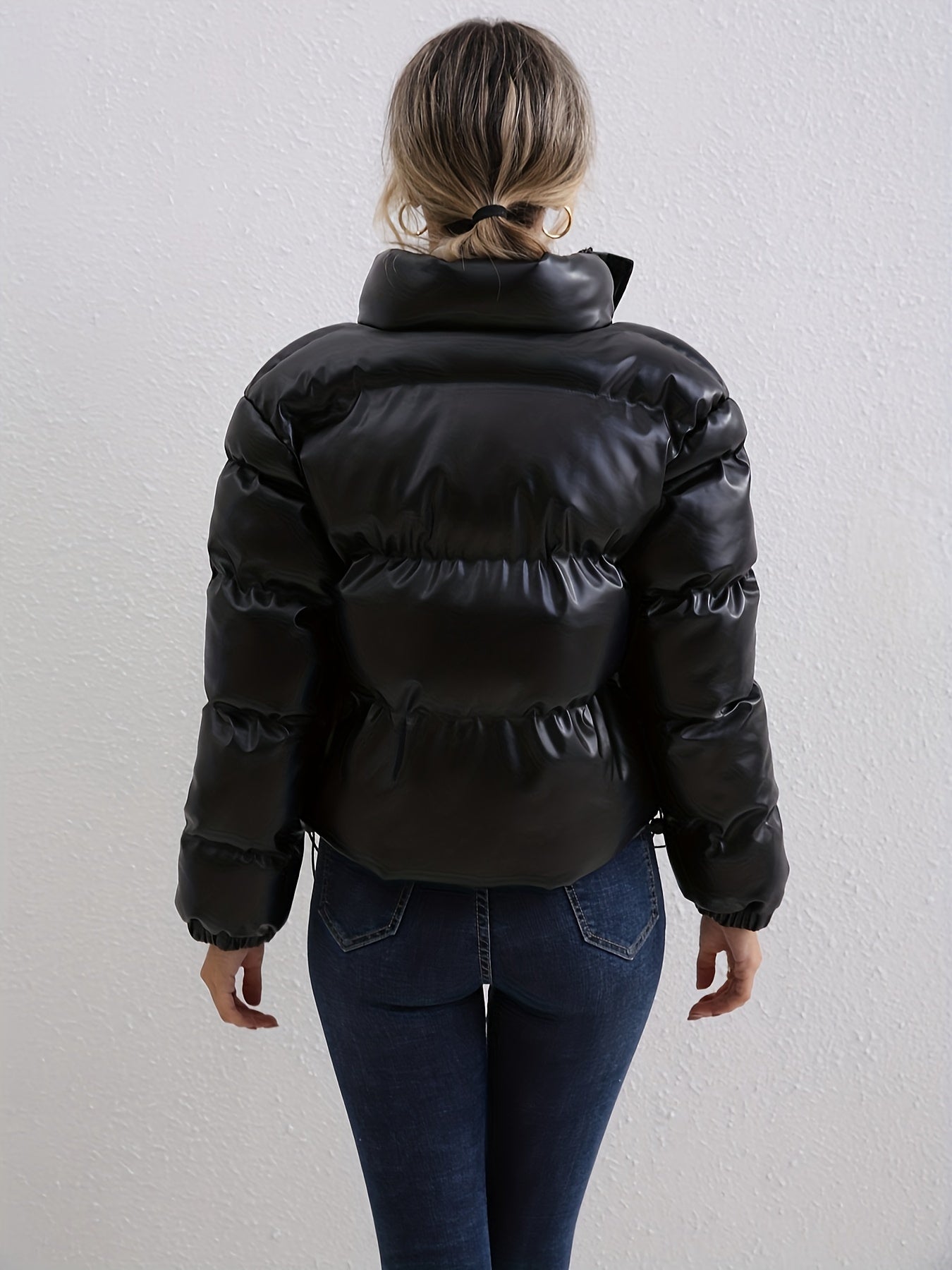 Kurze schwarze Daunenjacke mit Daunenfüllung