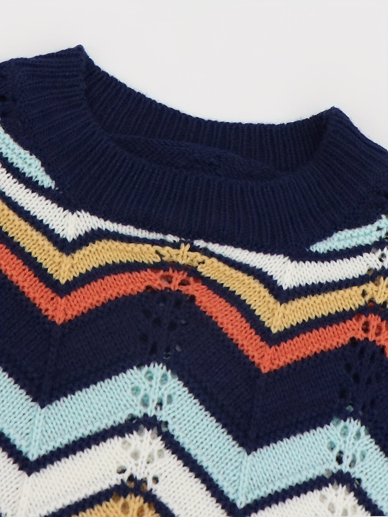 Pullover mit linearem Design