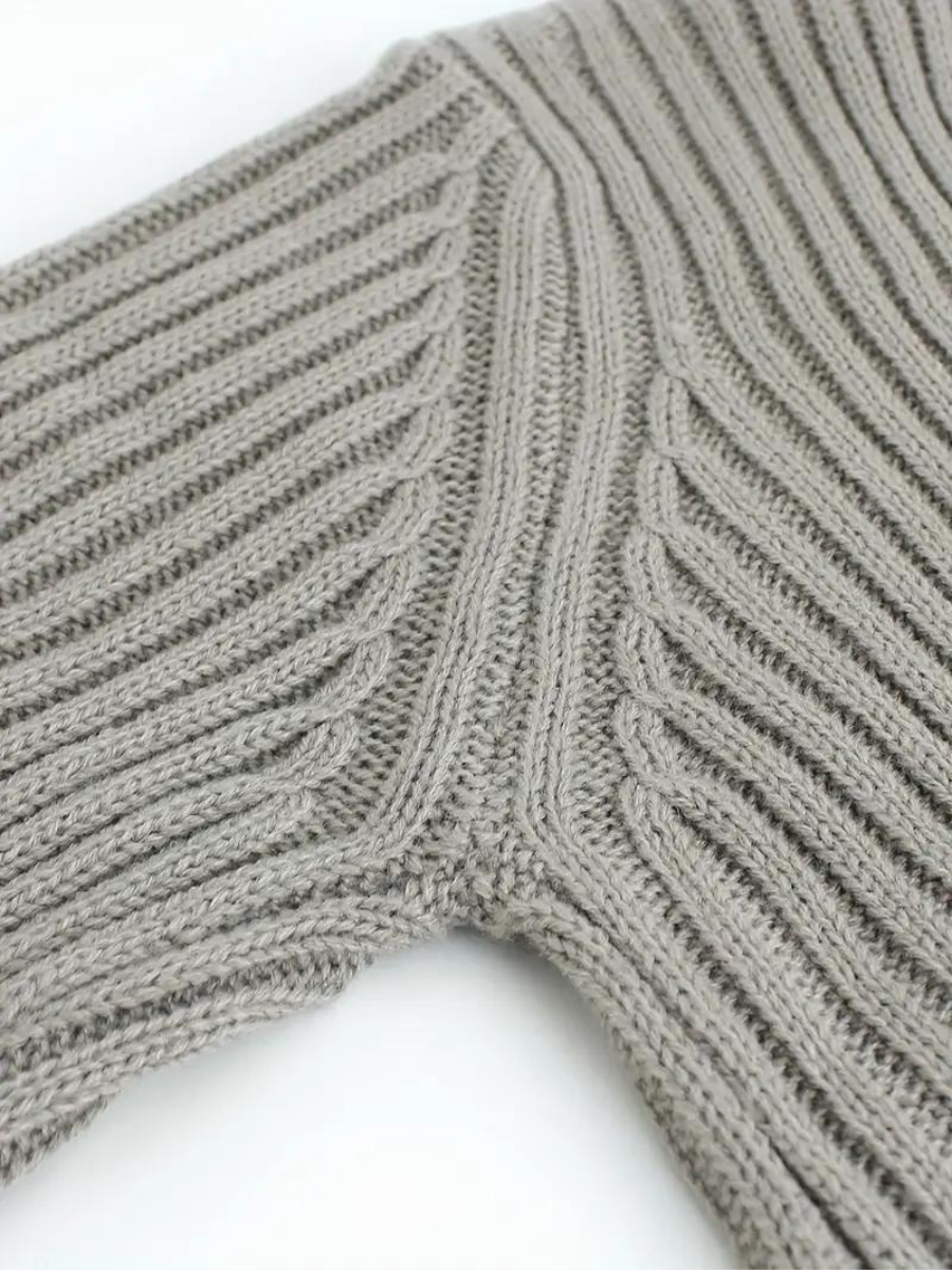 Gerippter Strickpullover mit asymmetrischem Ausschnitt